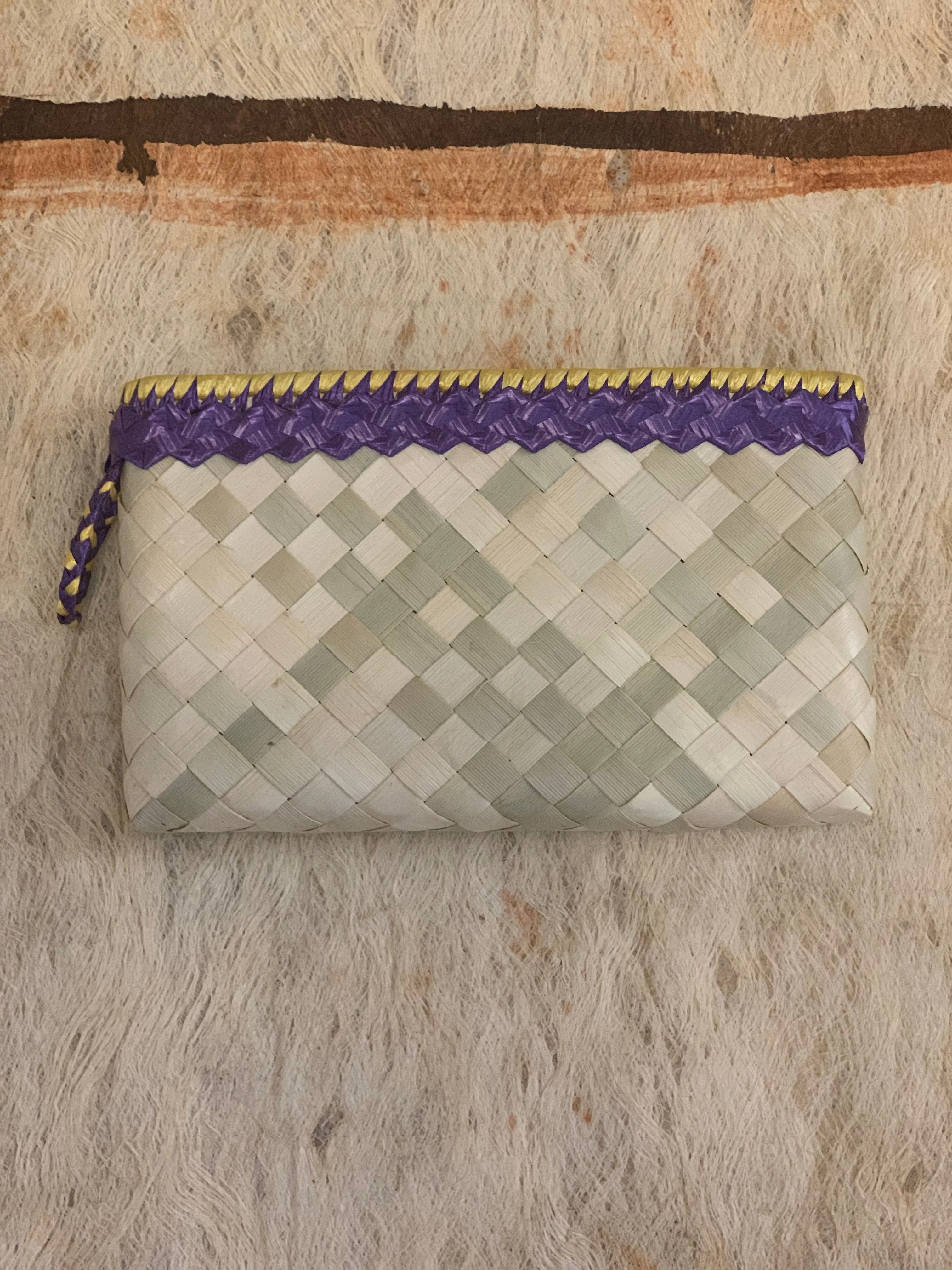 KATU Laker Clutch
